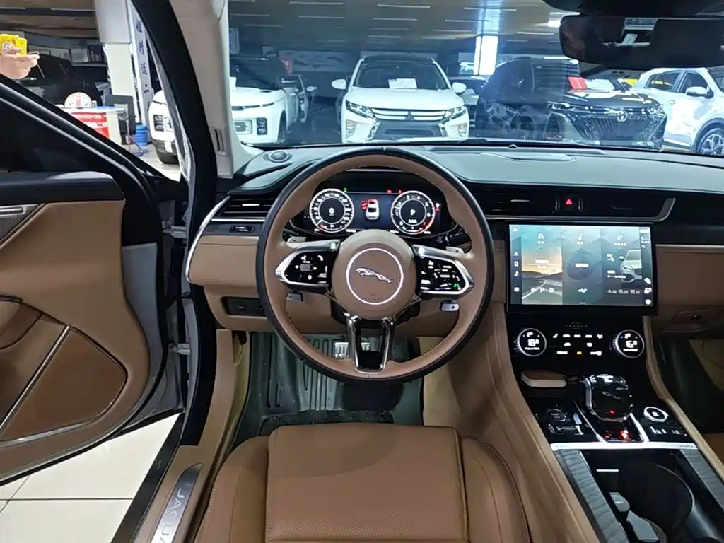 Jaguar XFL 2025 — фото 11