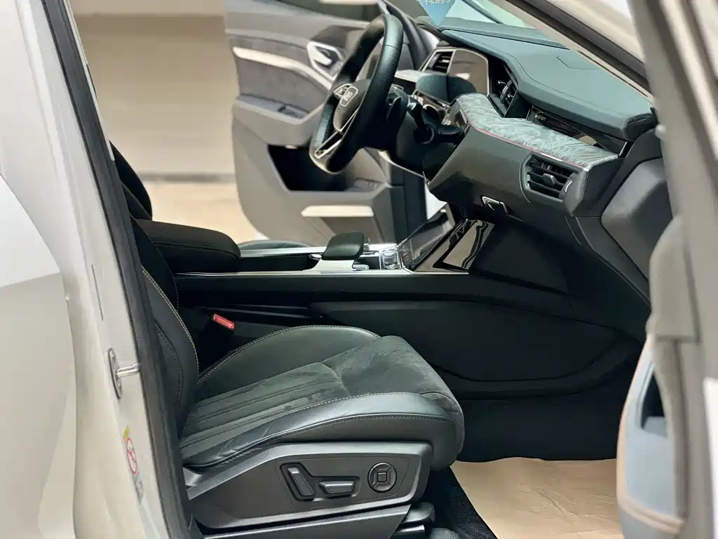 Audi e-tron 2022 — фото 11