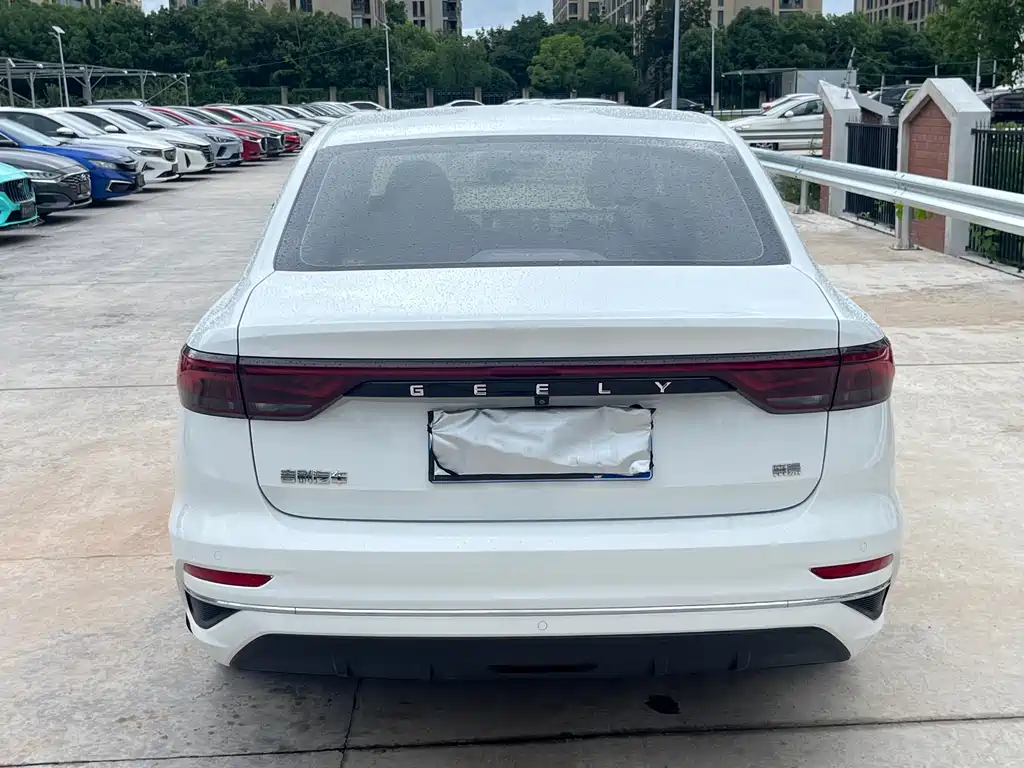 Geely Emgrand 2021