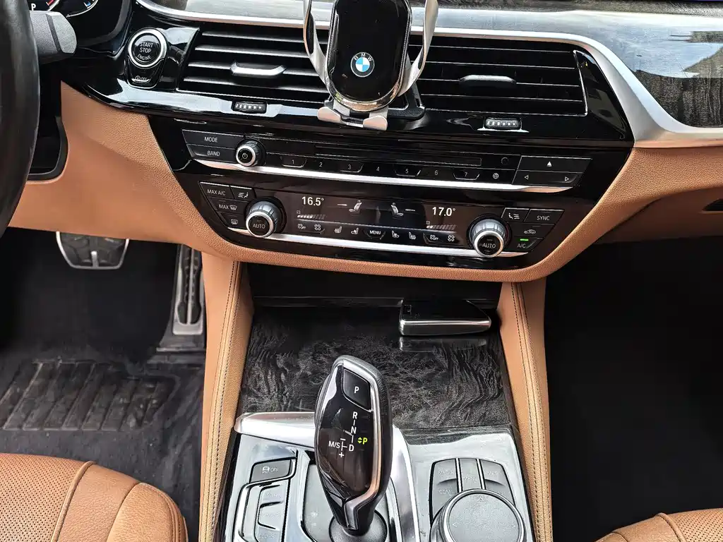 BMW 5 Series 2018 — фото 10