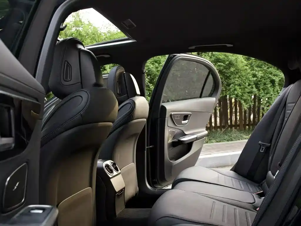 Mercedes-Benz C-Class 2024 — фото 12