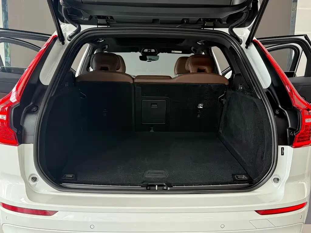 Volvo XC60 2022 — фото 10