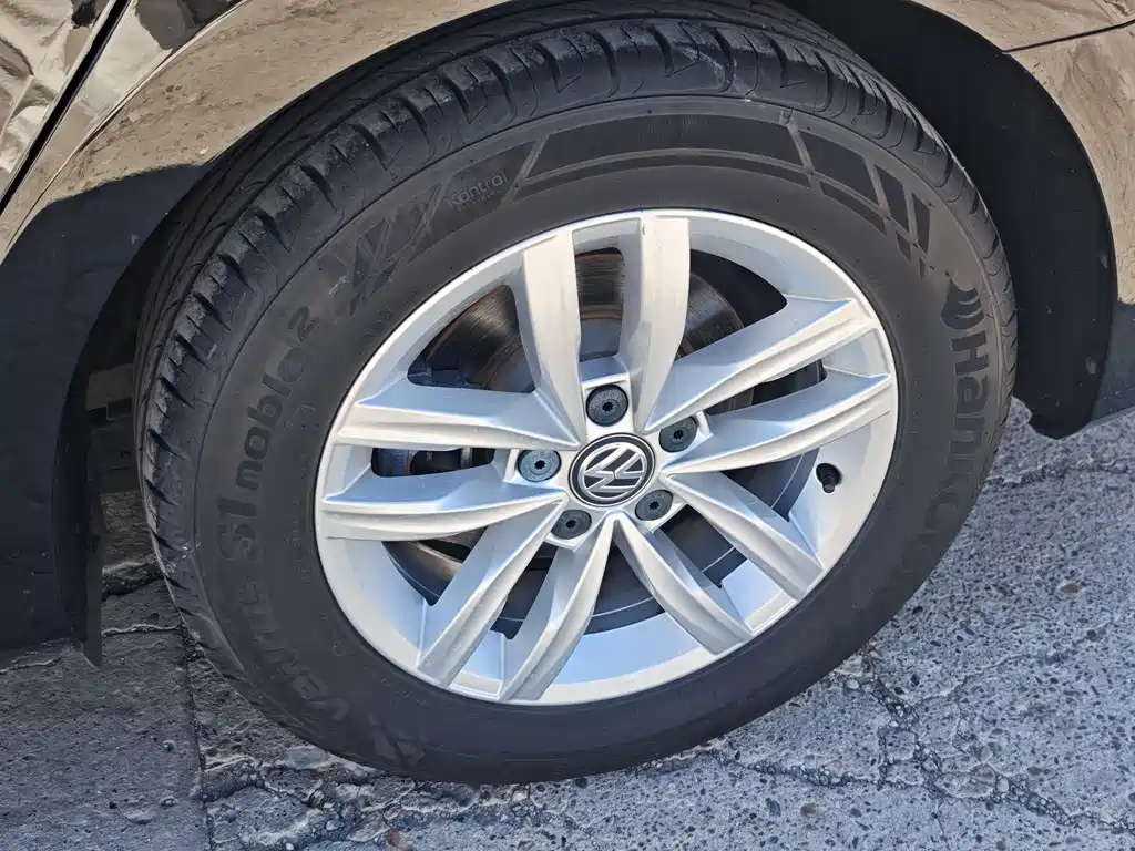 Volkswagen Passat 2017 — фото 16