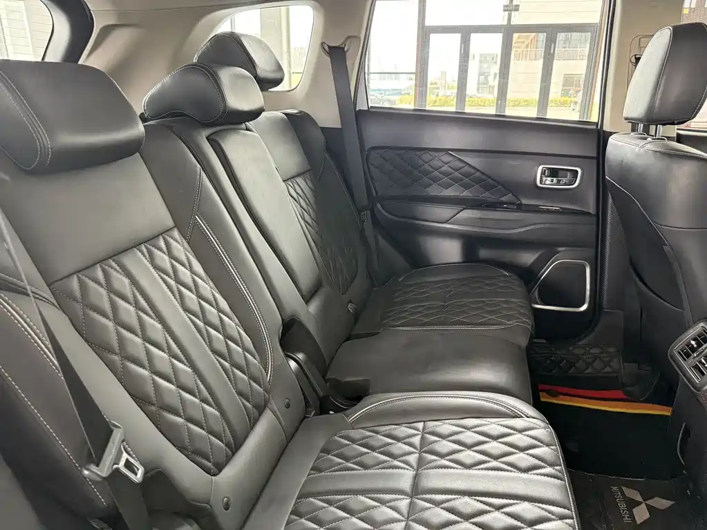 Mitsubishi Outlander 2022 — фото 13