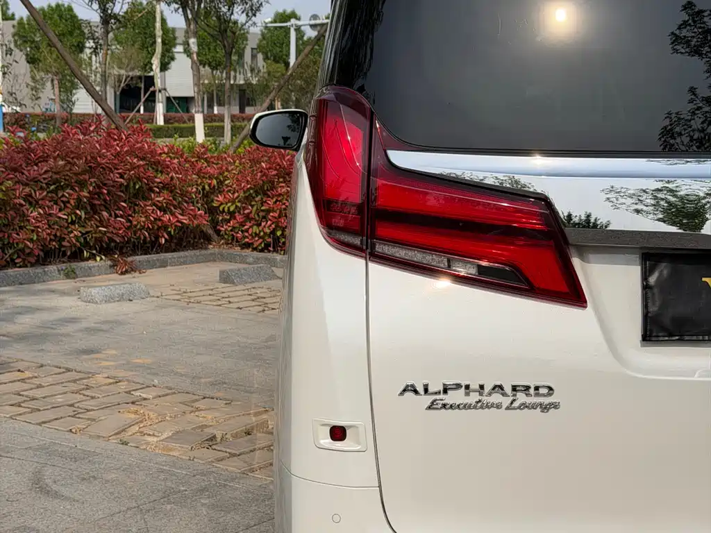Toyota Alphard 2024 — фото 31