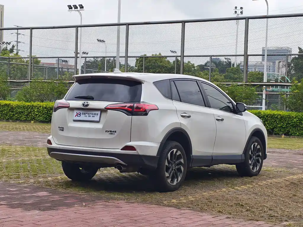 Toyota RAV4 2017 — фото 3