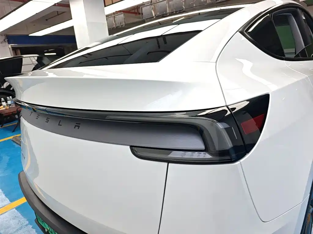 Tesla Model Y 2025 — фото 8