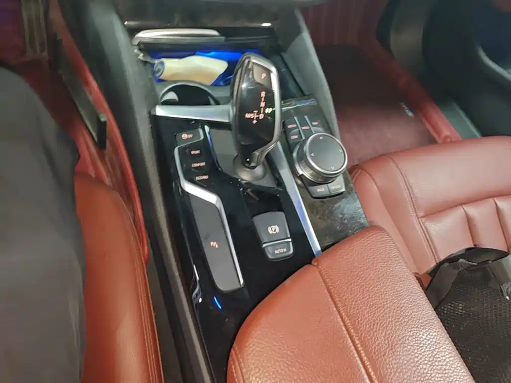 BMW 5 Series 2019 — фото 14