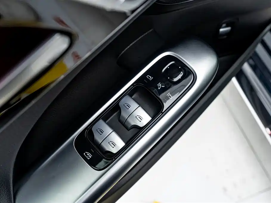 Mercedes-Benz C-Class 2023 — фото 19