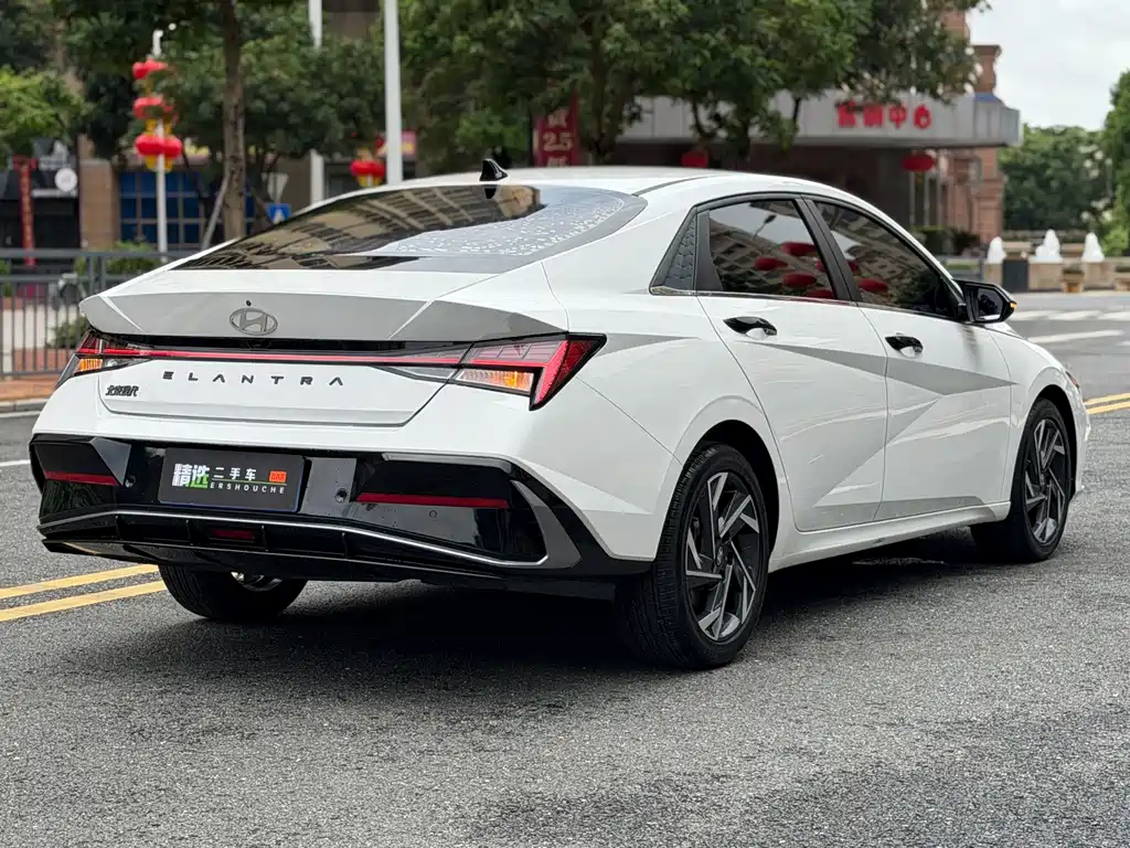 Hyundai Elantra 2023 — фото 15