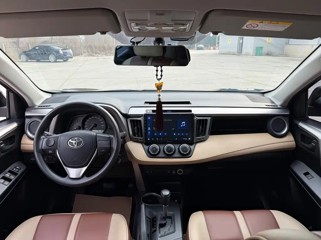 Toyota RAV4 2017 — фото 11