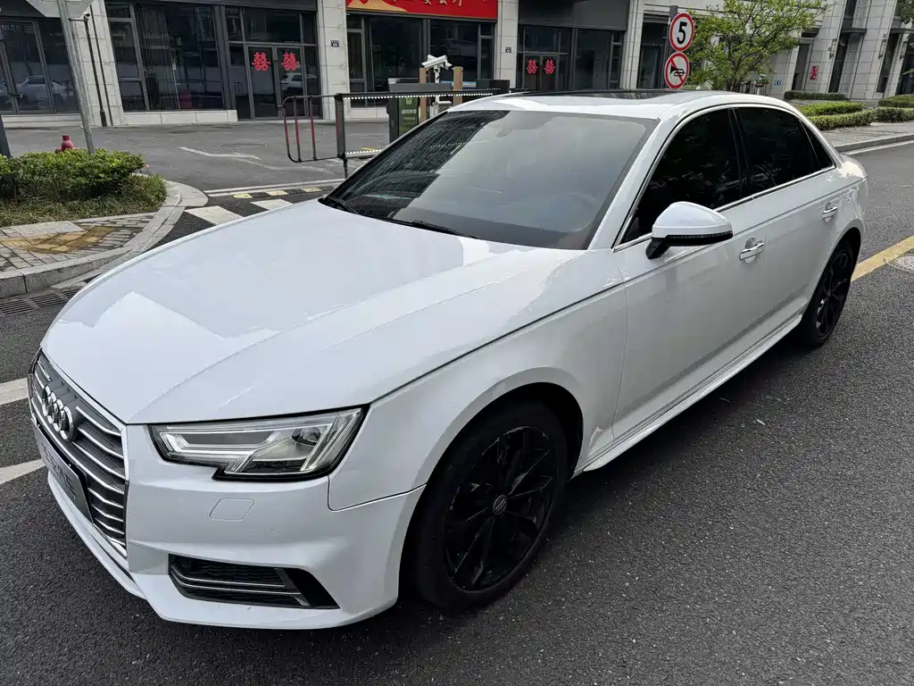 Audi A4L 2018 — фото 1
