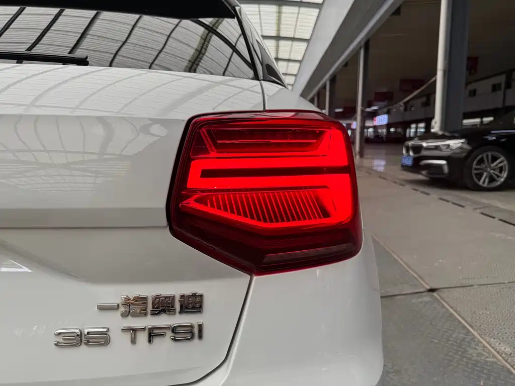Audi Q2L 2018 — фото 21