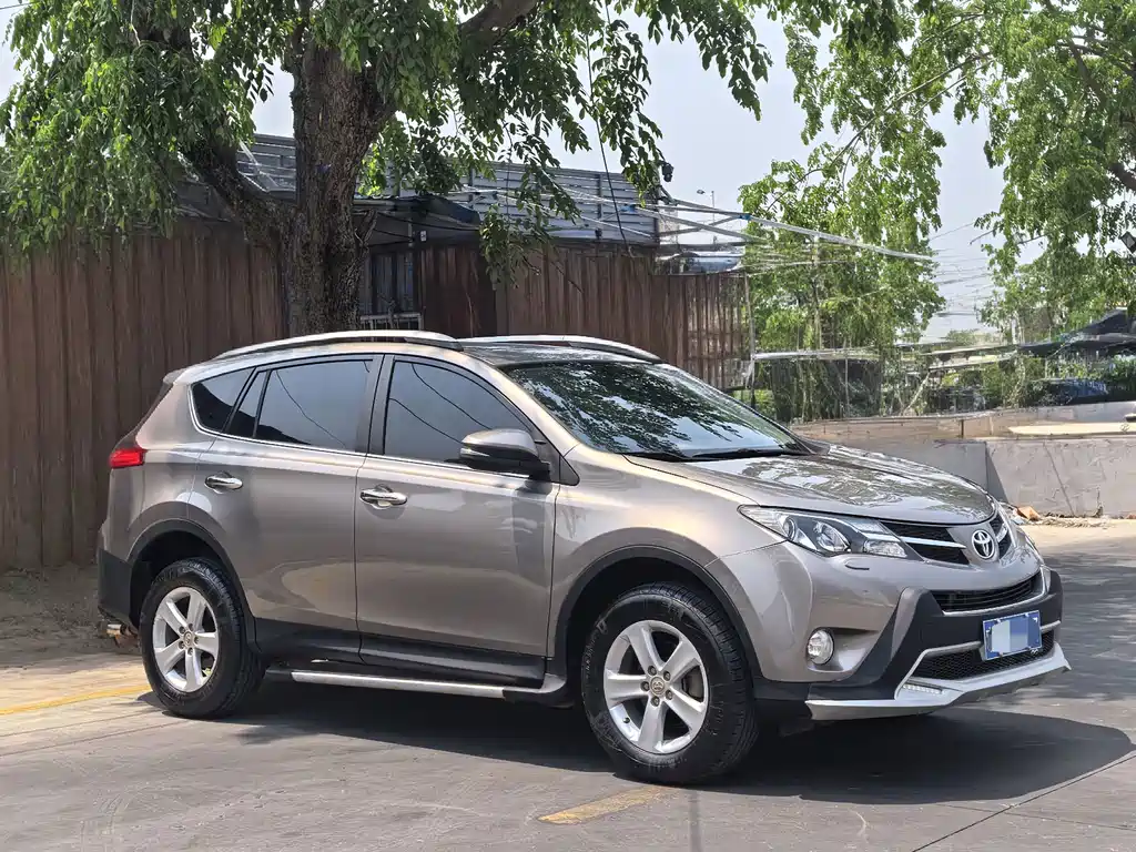 Toyota RAV4 2014 — фото 3