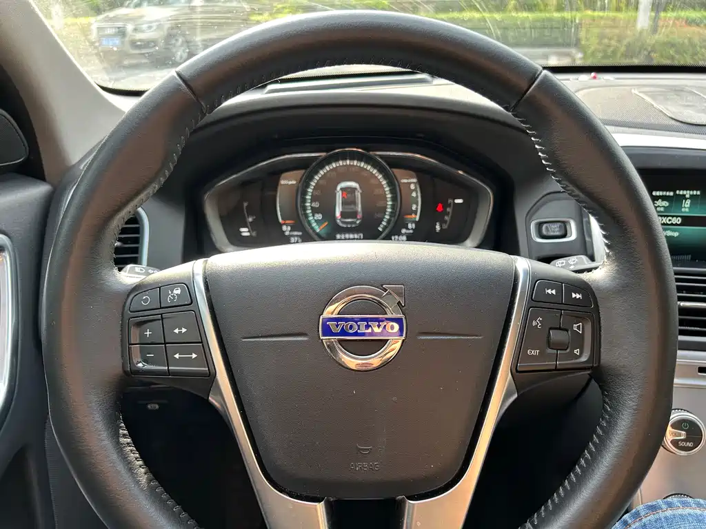 Volvo XC60 2017 — фото 9