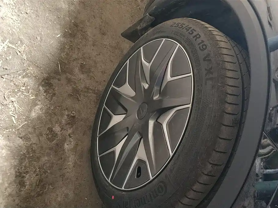 Tesla Model Y L 2026