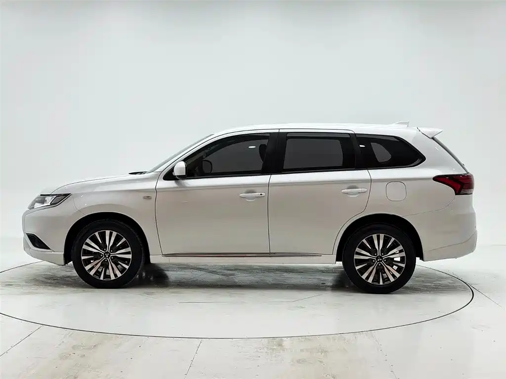 Mitsubishi Outlander 2021 — фото 7