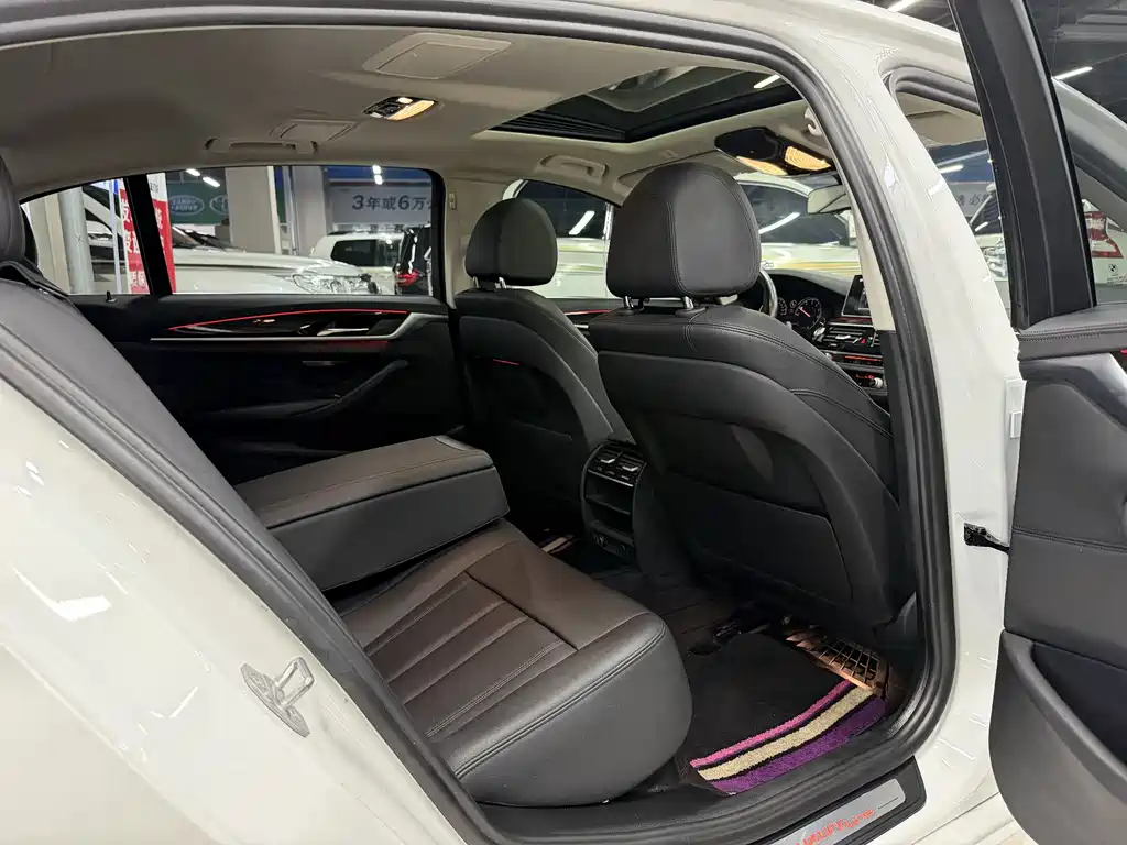 BMW 5 Series 2018 — фото 12