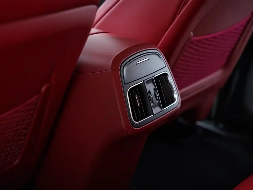 Maserati Levante 2018 — фото 36