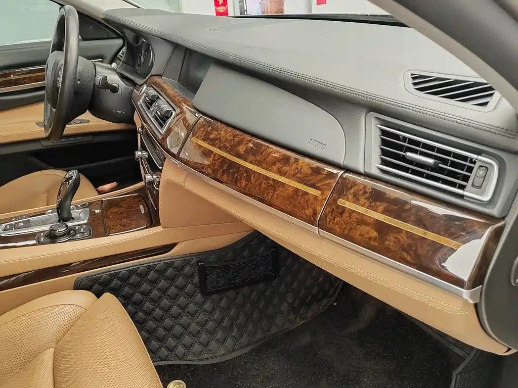 BMW 7 Series 2012 — фото 19