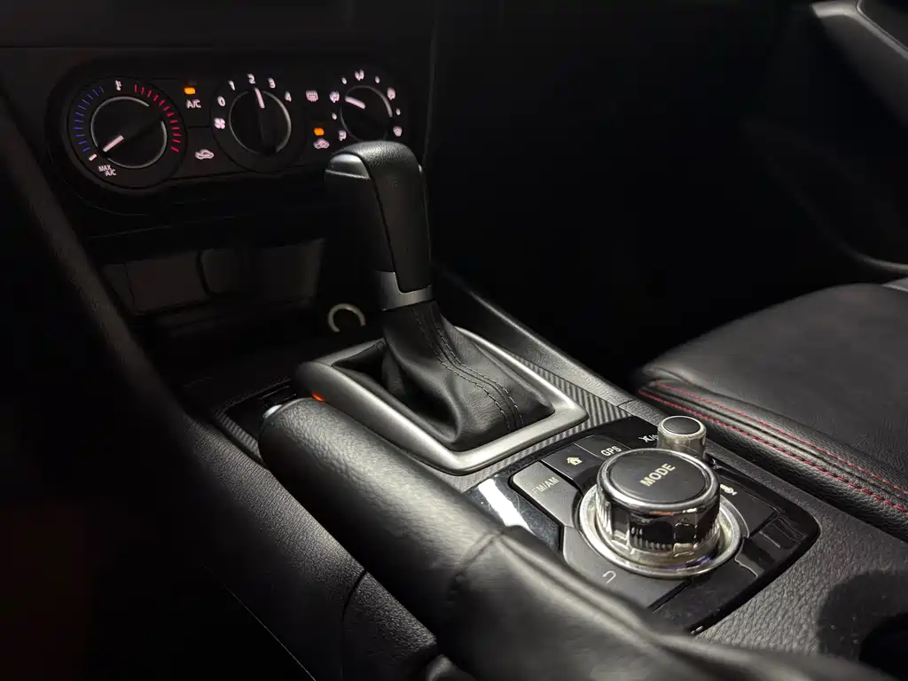 Mazda 3 Axela 2019 — фото 15