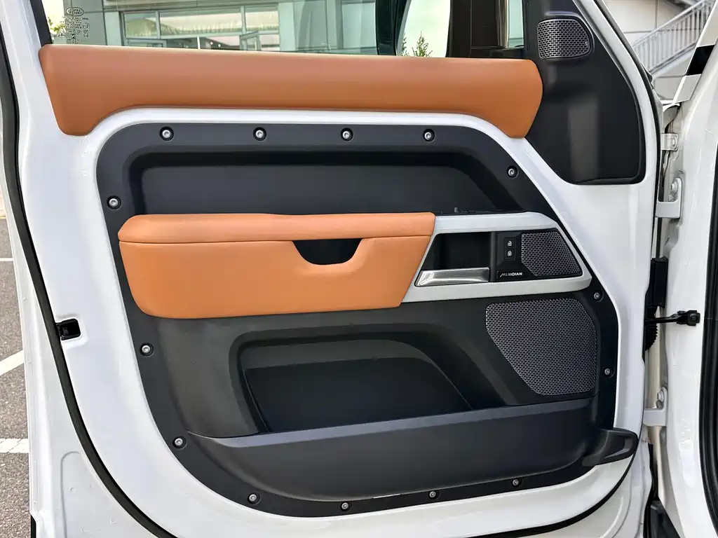 Land Rover Defender 2023 — фото 13