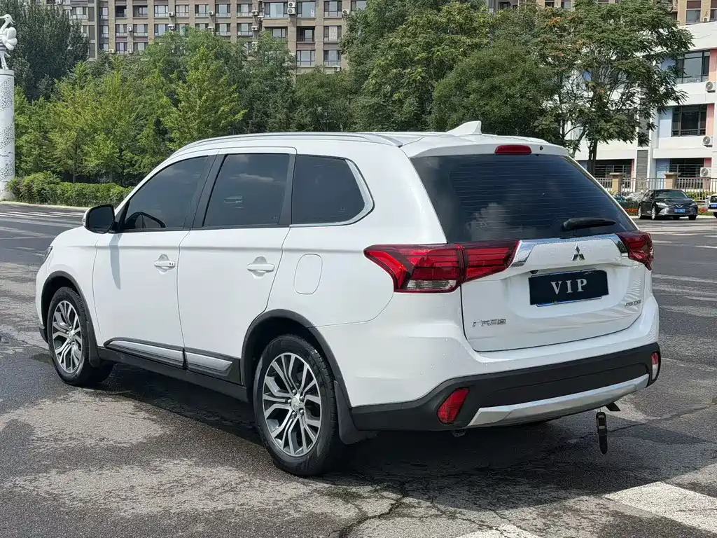Mitsubishi Outlander 2017 — фото 7