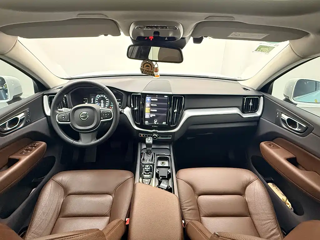 Volvo XC60 2019 — фото 13