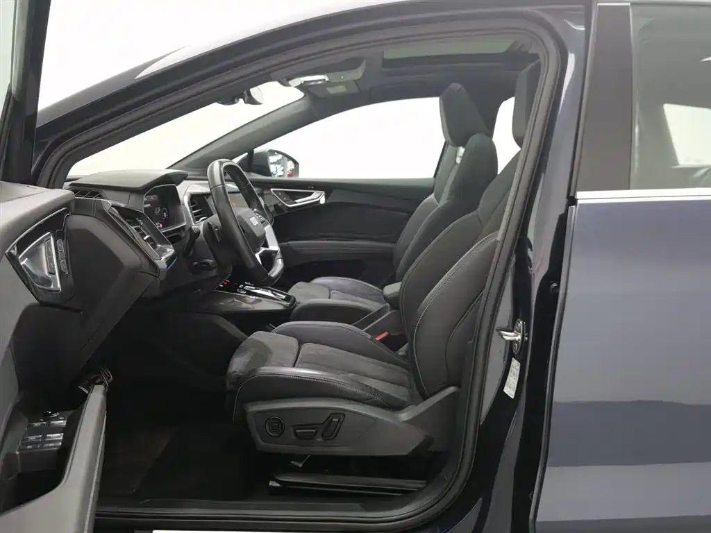 Audi Q4 e-tron 2023 — фото 10