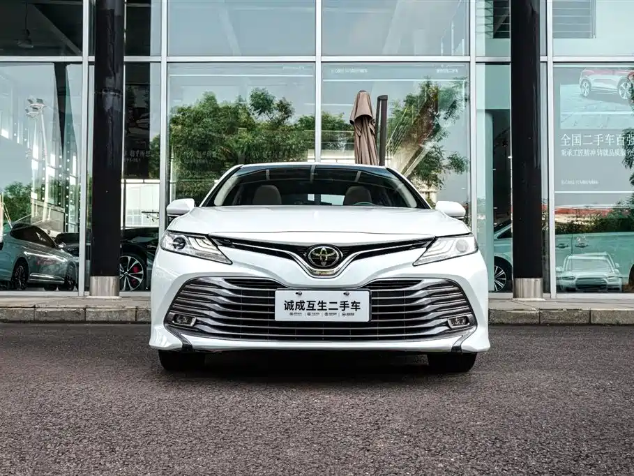 Toyota Camry 2018 — фото 2