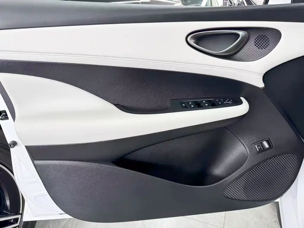 BYD Seal 05 DM-i 2025 — фото 10