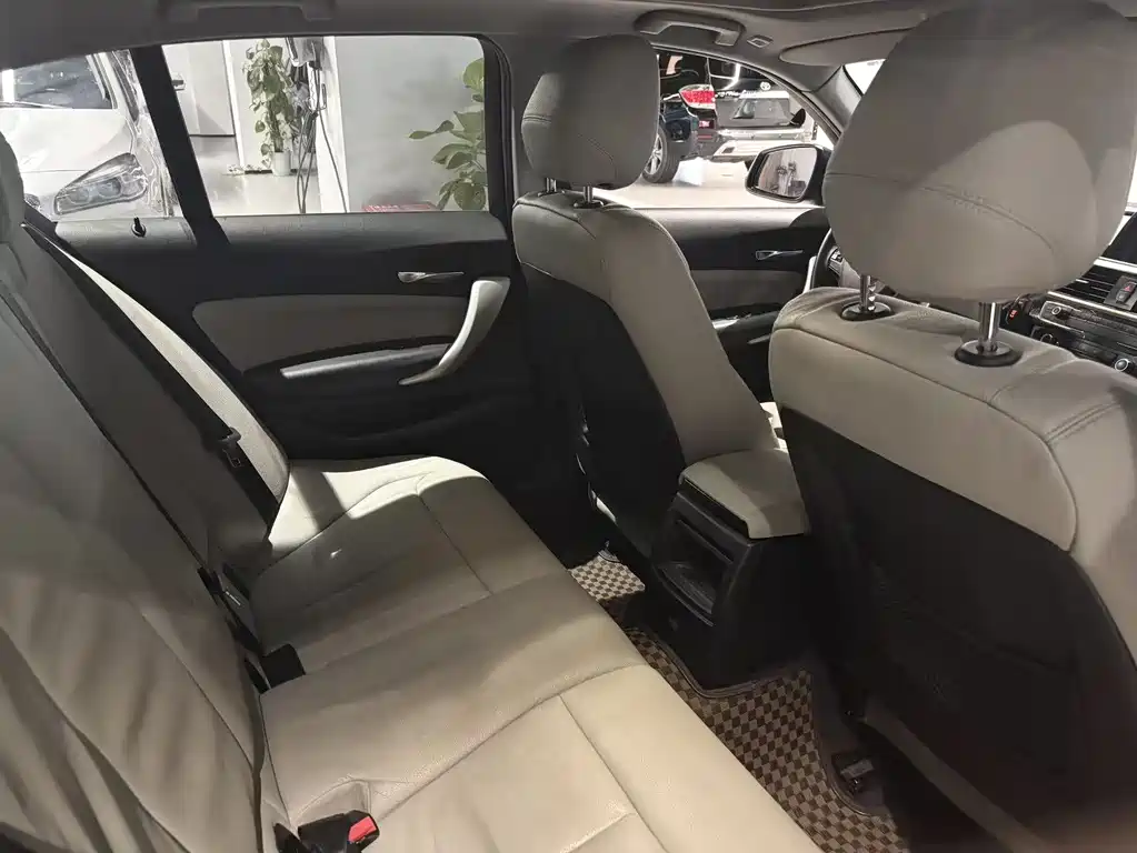 BMW 1 Series 2018 — фото 11