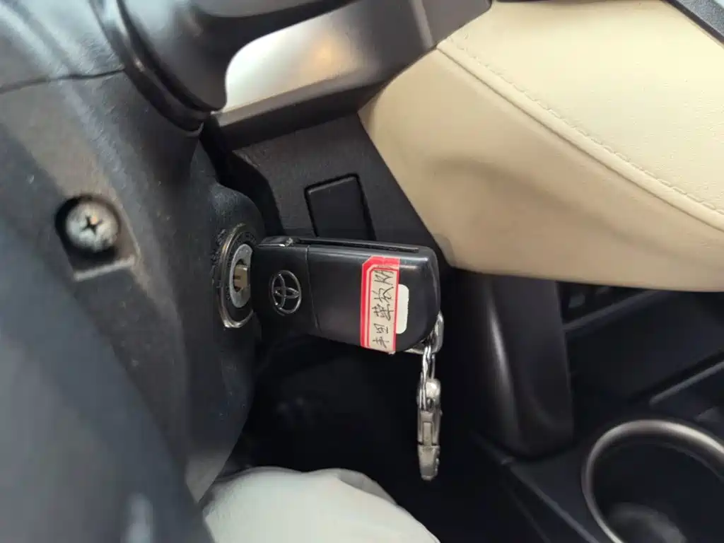 Toyota RAV4 2015 — фото 9