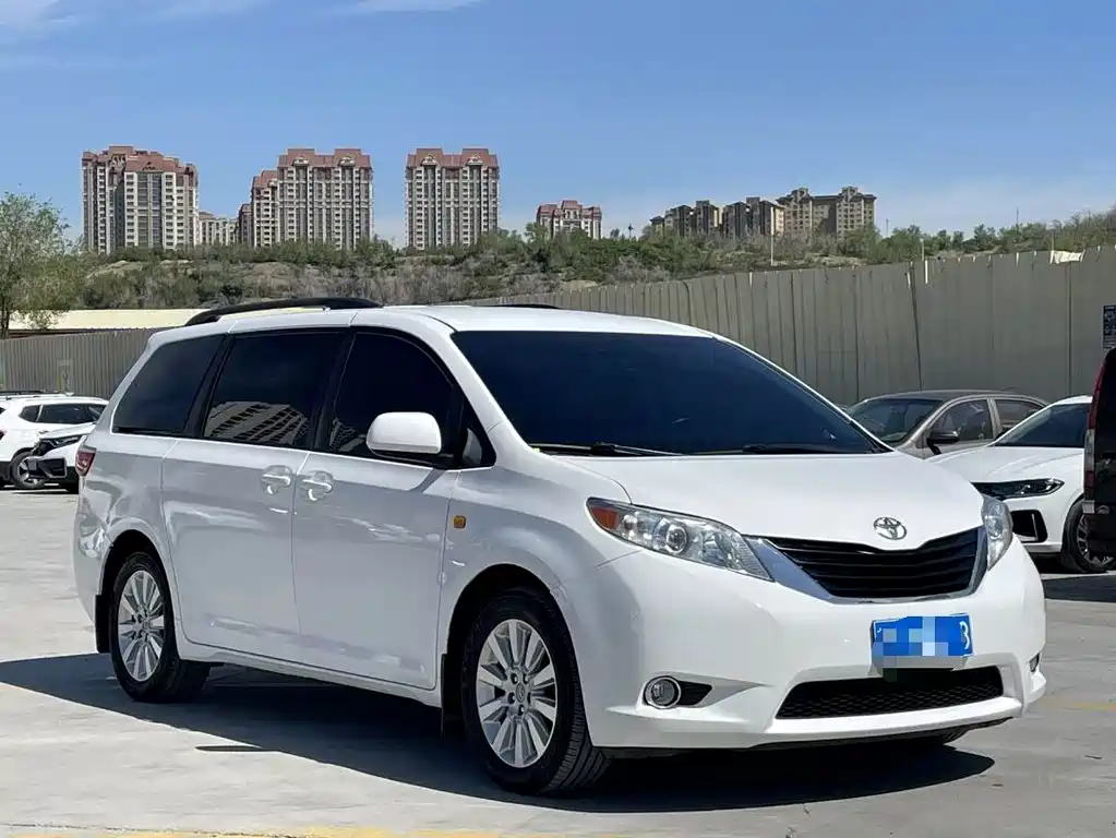 Toyota Sienna 2018 — фото 3