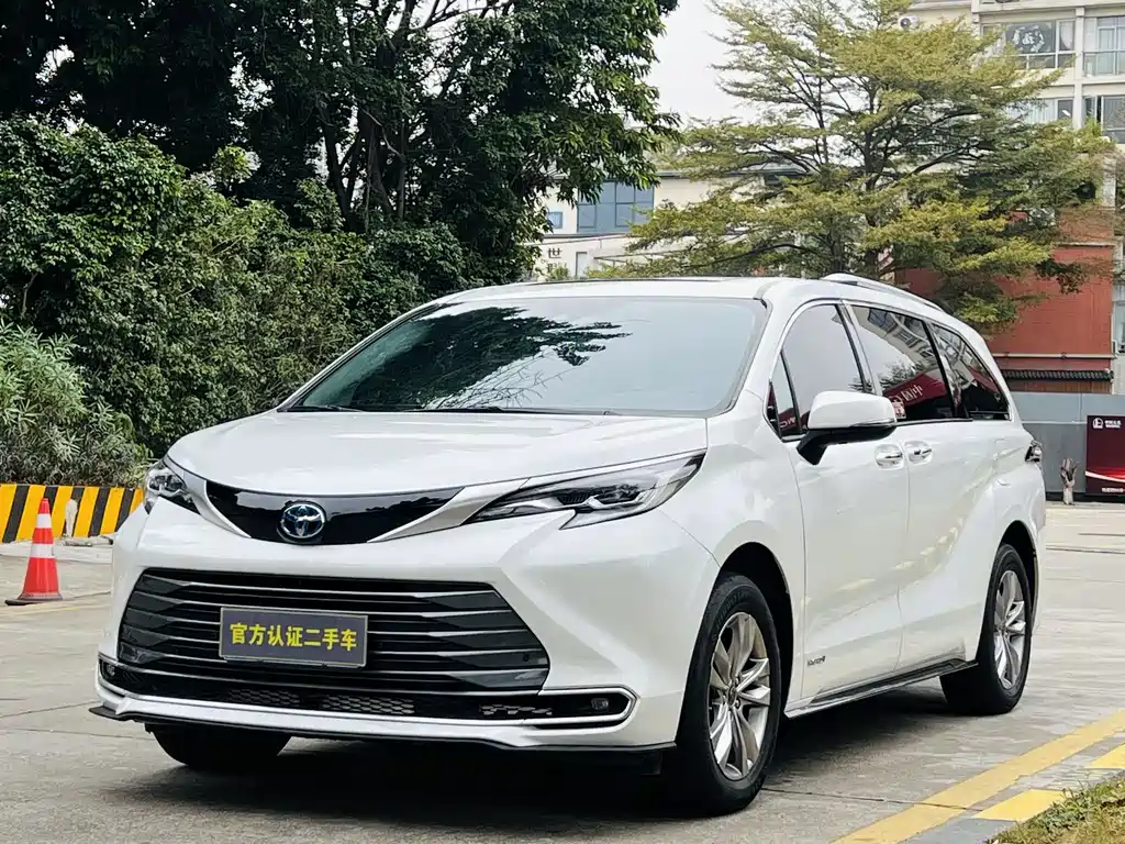 Toyota Sienna 2023 — фото 1