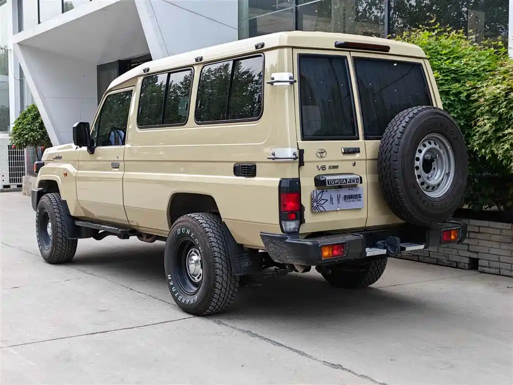 Toyota FJ Cruiser 2025 — фото 3