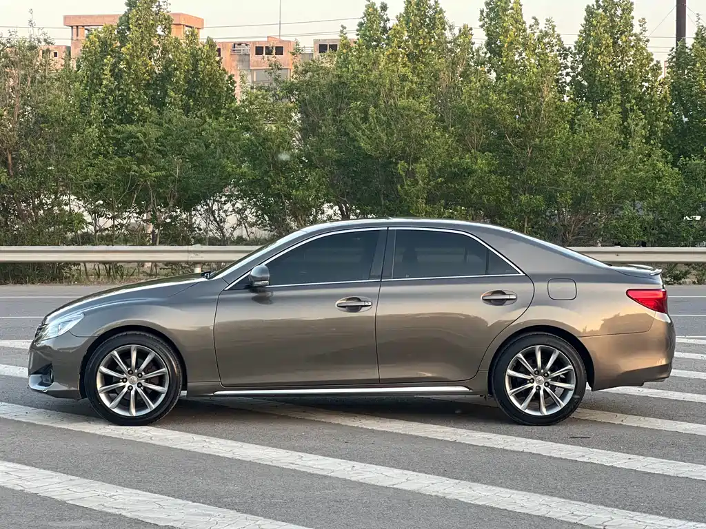 Toyota Reiz 2015 — фото 16