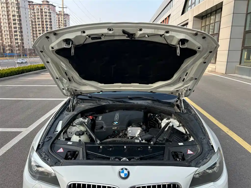 BMW 5 Series 2015 — фото 16