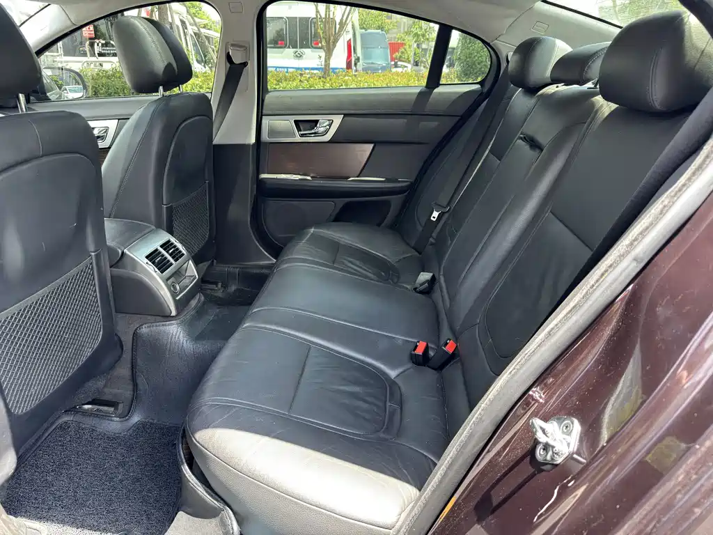 Jaguar XF 2015 — фото 10