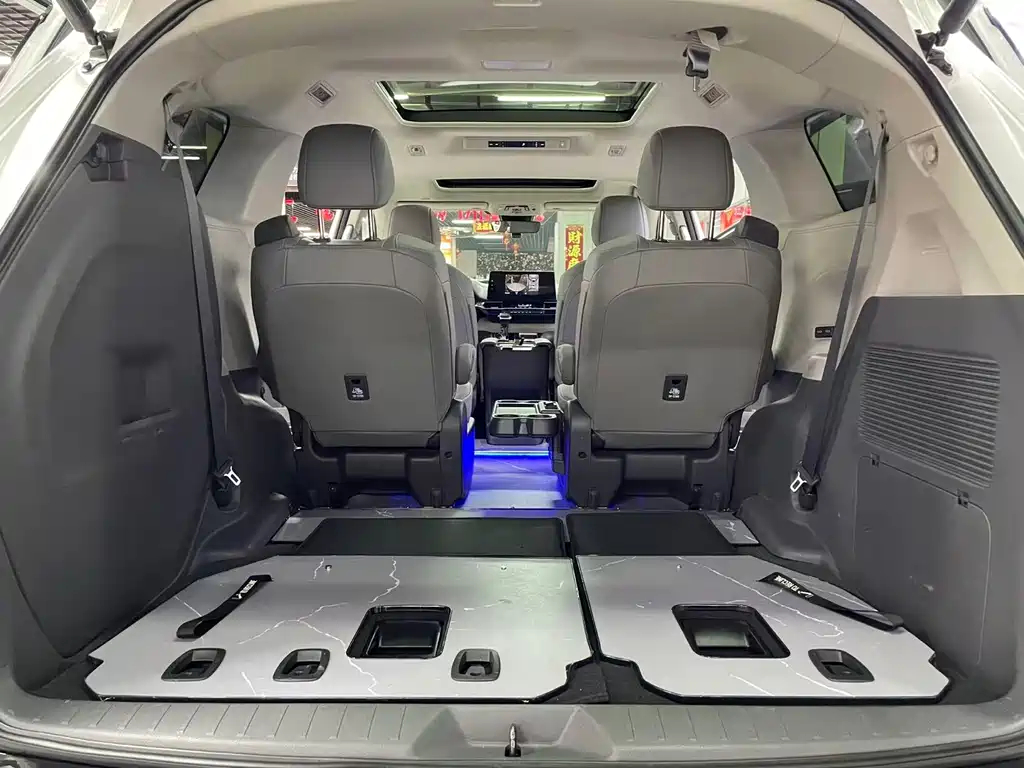 Toyota Granvia 2023 — фото 13