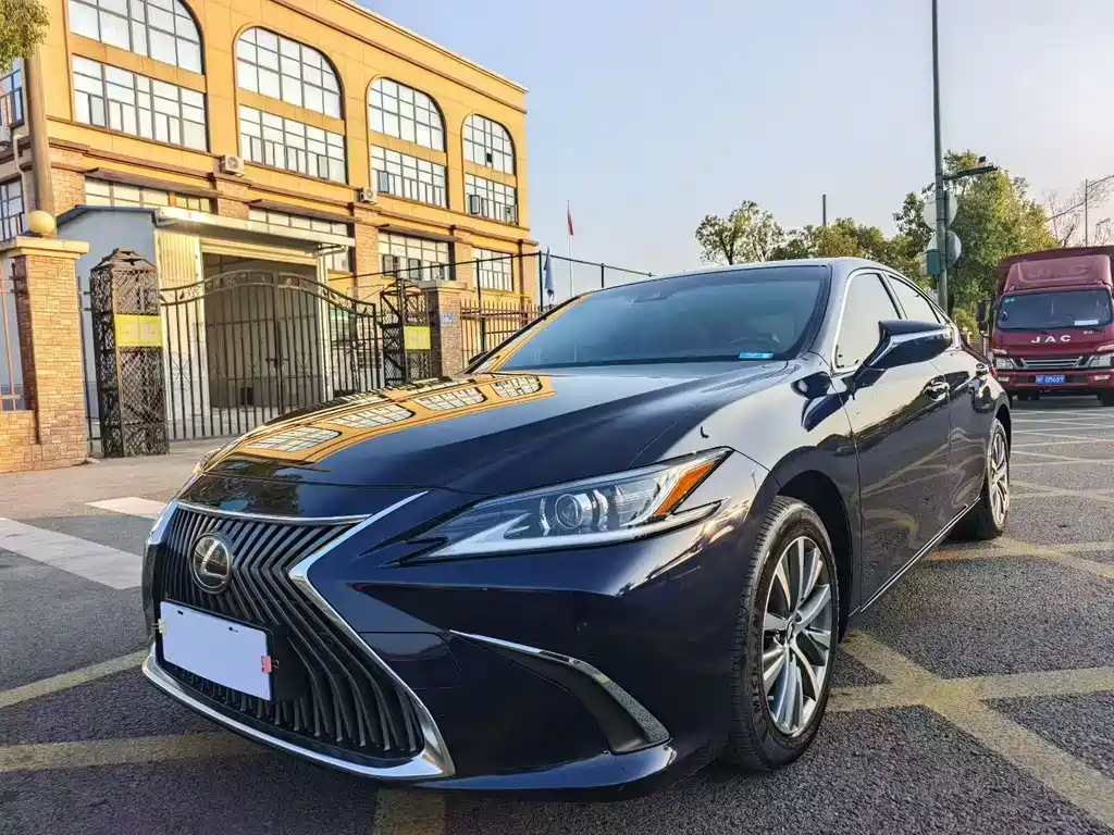 Lexus ES 2021 — фото 1
