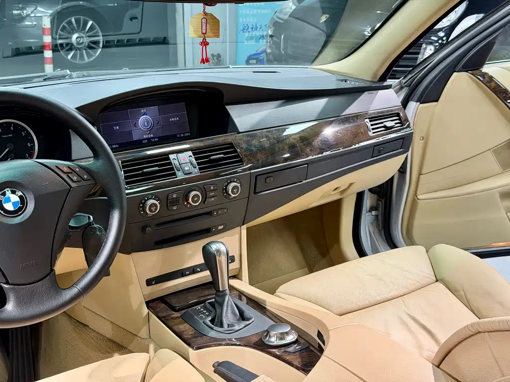 BMW 5 Series 2005 — фото 15