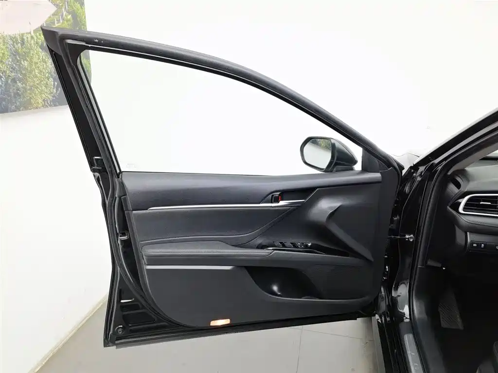 Toyota Camry 2022 — фото 8