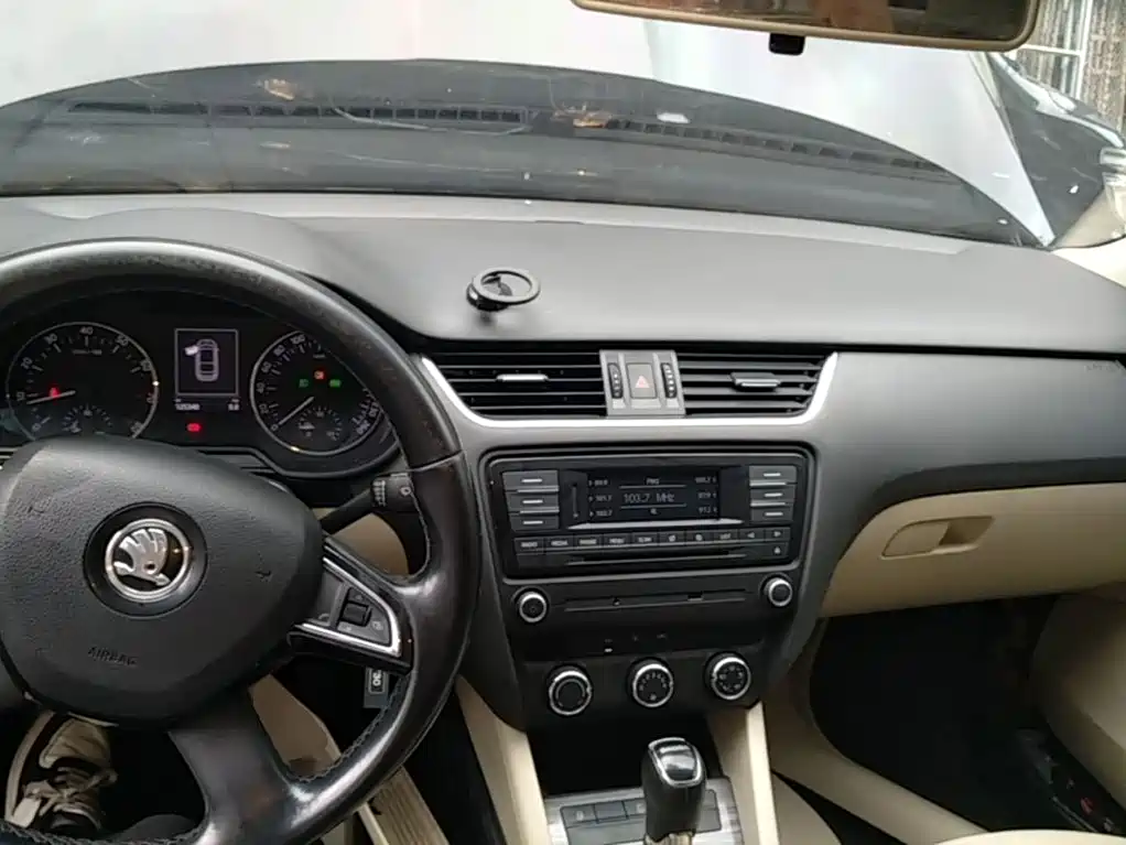 Skoda Octavia 2015 — фото 10