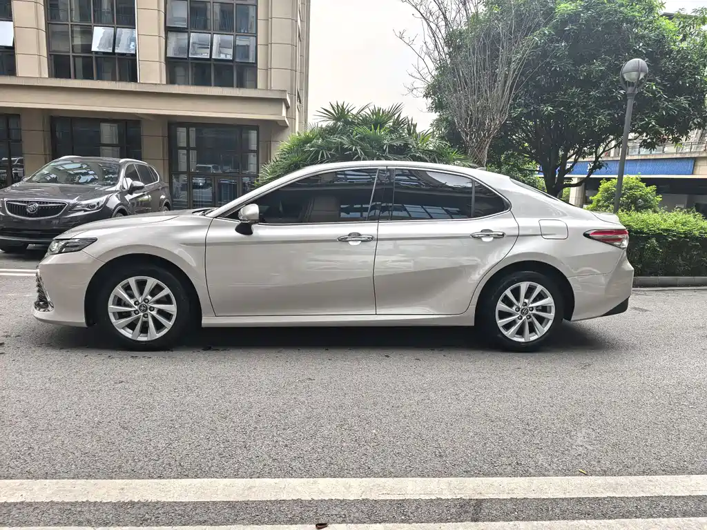 Toyota Camry 2022 — фото 4