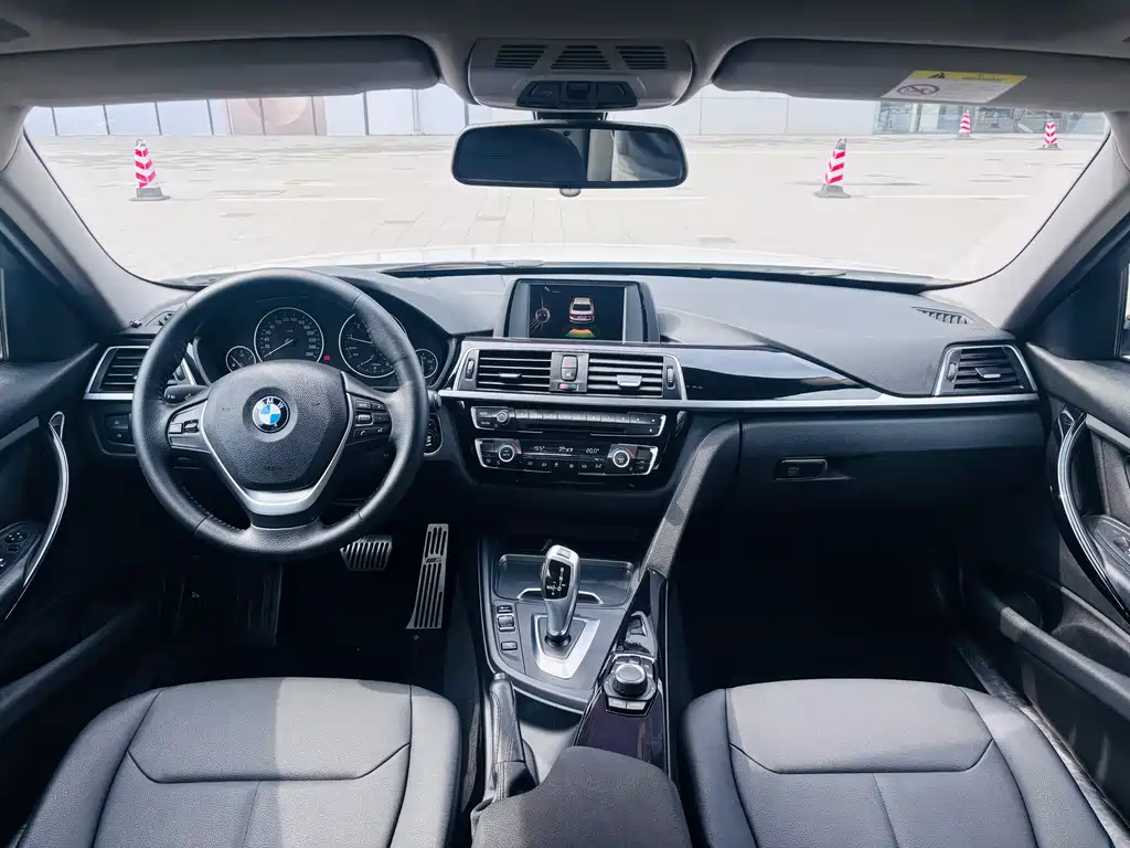 BMW 3 Series 2017 — фото 14