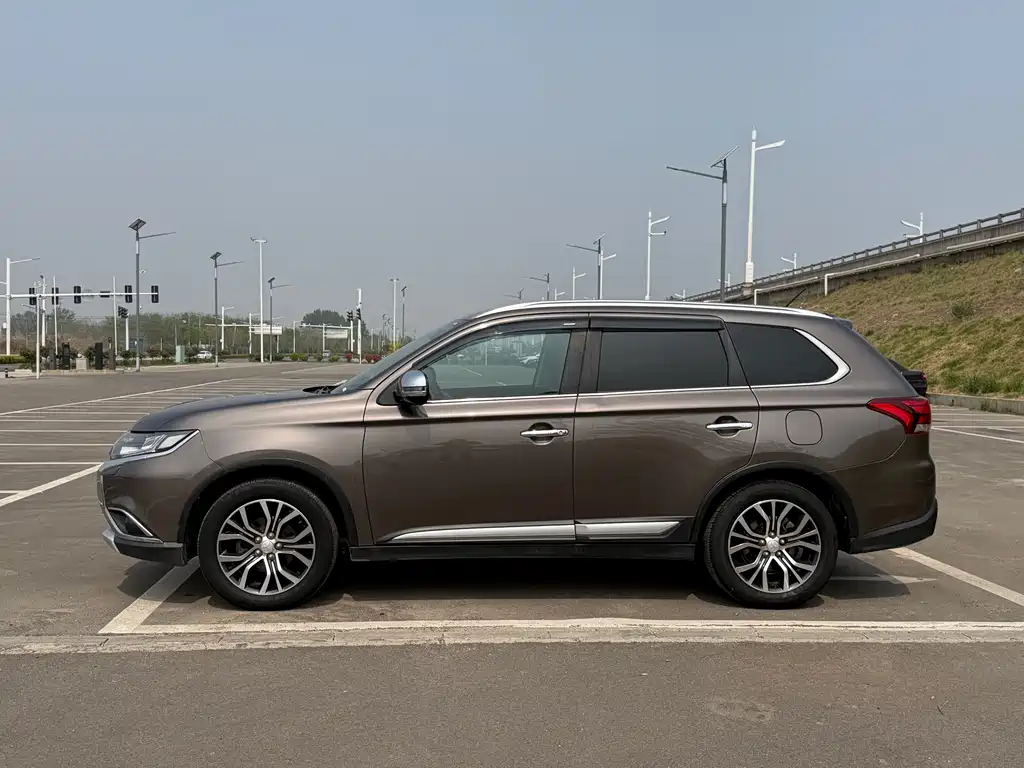 Mitsubishi Outlander 2016 — фото 4