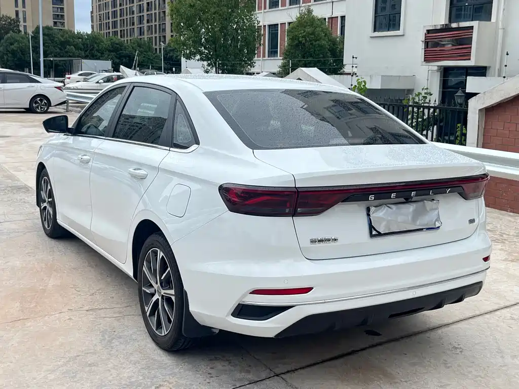 Geely Emgrand 2021
