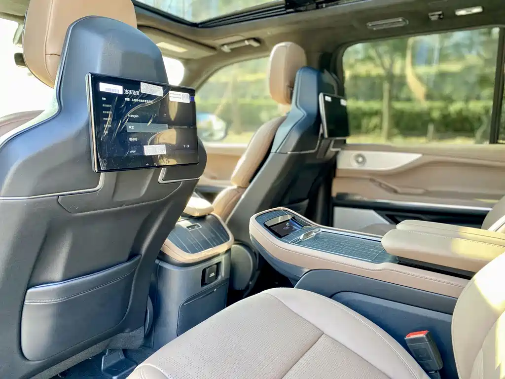 Lincoln Navigator 2025 — фото 16