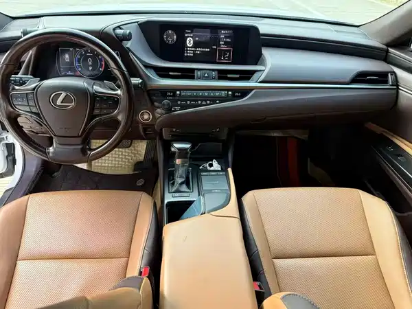 Lexus ES 2020